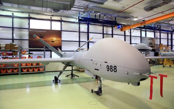 An Elbit Systems Ltd. Kendaraan udara tak berawak (UAV) Hermes 900 terlihat di pabrik drone perusahaan di Rehovot, Israel, 28 Juni 2018. Foto: Reuters/Orel Cohen.