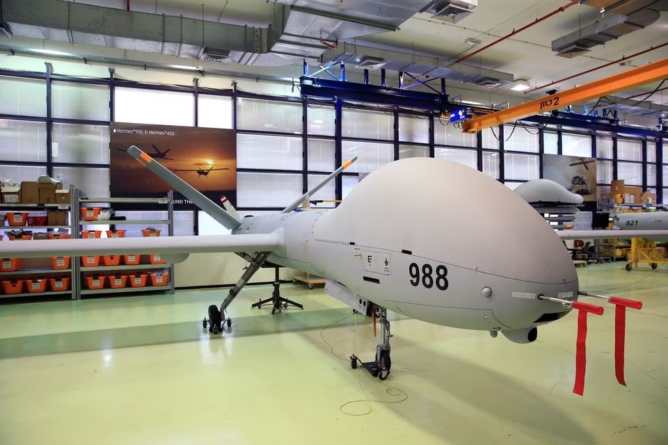 An Elbit Systems Ltd. Kendaraan udara tak berawak (UAV) Hermes 900 terlihat di pabrik drone perusahaan di Rehovot, Israel, 28 Juni 2018. Foto: Reuters/Orel Cohen.