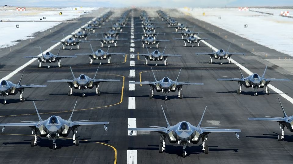 Pesawat F-35A Angkatan Udara A.S., dari Sayap Tempur ke-388 dan ke-428, membentuk "jalan gajah" selama latihan di Pangkalan Angkatan Udara Hill, Utah, A.S. 6 Januari 2020. Angkatan Udara A.S./R. Nial Bradshaw/Handout via Reuters.