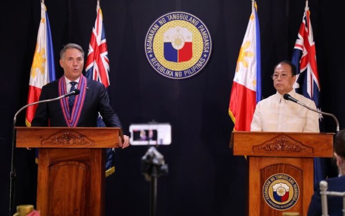 Wakil Perdana Menteri dan Menteri Pertahanan Australia Richard Marles berbicara dalam konferensi pers dengan Menteri Pertahanan Filipina Carlito Galvez Jr. di Camp Aguinaldo, di Kota Quezon, Metro Manila, Filipina, 22 Februari 2023. Foto: Departemen Pertahanan Nasional/Reuters.