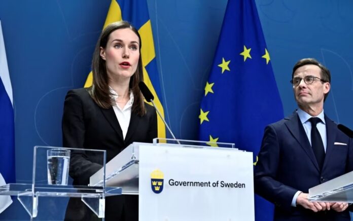 Perdana Menteri Finlandia Sanna Marin (kiri) dan Perdana Menteri Swedia Ulf Kristersson mengadakan konferensi pers bersama di kantor pusat pemerintah di Stockholm pada 2 Februari. Foto: Reuters.