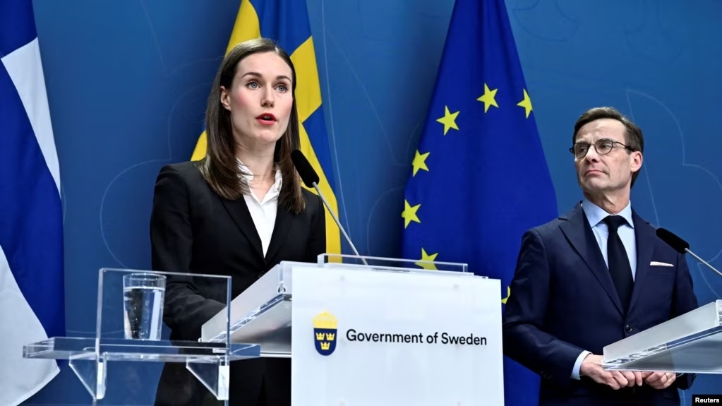 Perdana Menteri Finlandia Sanna Marin (kiri) dan Perdana Menteri Swedia Ulf Kristersson mengadakan konferensi pers bersama di kantor pusat pemerintah di Stockholm pada 2 Februari. Foto: Reuters.