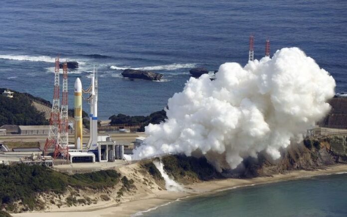 Pandangan dari udara menunjukkan roket H3 yang membawa satelit observasi darat gagal lepas landas setelah kerusakan mesin di Tanegashima Space Center di Prefektur Kagoshima, Jepang barat daya 17 Februari 2023, dalam foto yang diambil oleh Kyodo ini. Foto: Kyodo/Reuters.