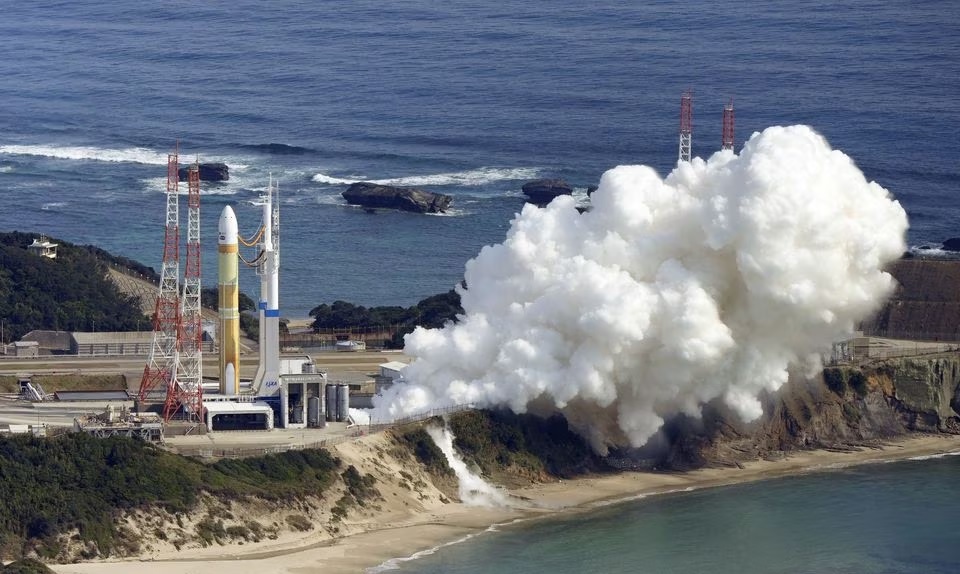 Pandangan dari udara menunjukkan roket H3 yang membawa satelit observasi darat gagal lepas landas setelah kerusakan mesin di Tanegashima Space Center di Prefektur Kagoshima, Jepang barat daya 17 Februari 2023, dalam foto yang diambil oleh Kyodo ini. Foto: Kyodo/Reuters.