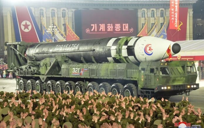 Sebuah rudal ditampilkan selama parade militer untuk memperingati 75 tahun berdirinya tentara Korea Utara, di Lapangan Kim Il Sung di Pyongyang, Korea Utara 8 Februari 2023. Foto: KCNA.