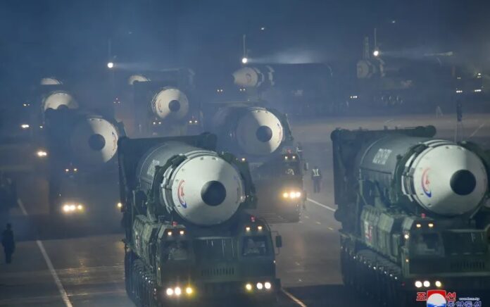 Sebelas ICBM Hwasong-17 dilaporkan ditampilkan selama parade militer di Lapangan Kim Il Sung, Pyongyang, Korea Utara, pada 8 Februari 2023. Foto: KCNA.