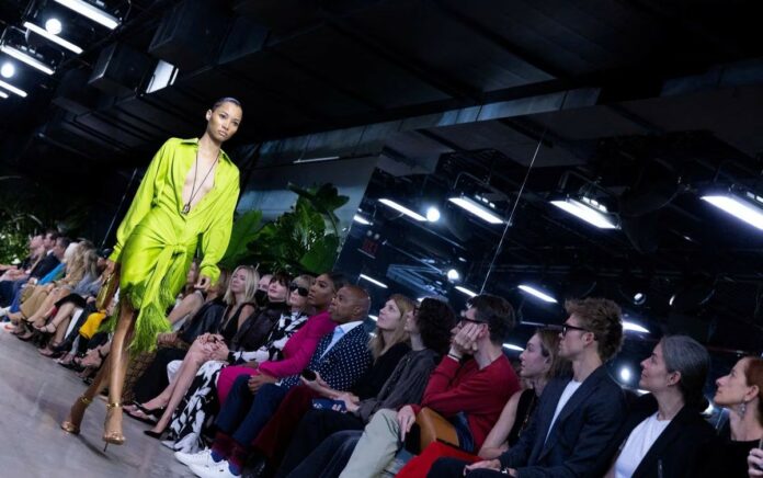 New York Fashion Week: Media Sosial dan Ekonomi dapat Mempengaruhi Tren