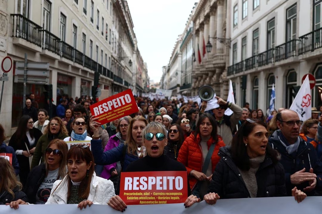 Hadapi Krisis Biaya Hidup, Para guru di Portugal Turun ke Jalan