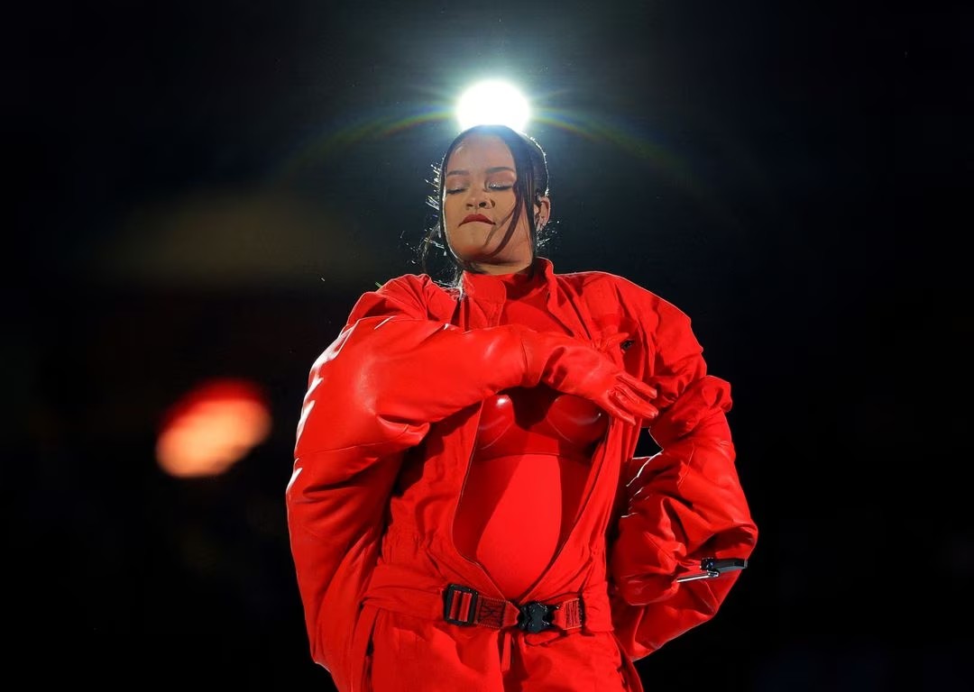 Rihanna Tampil Megah di Panggung Super Bowl, Ungkap Kehamilan Anak Kedua