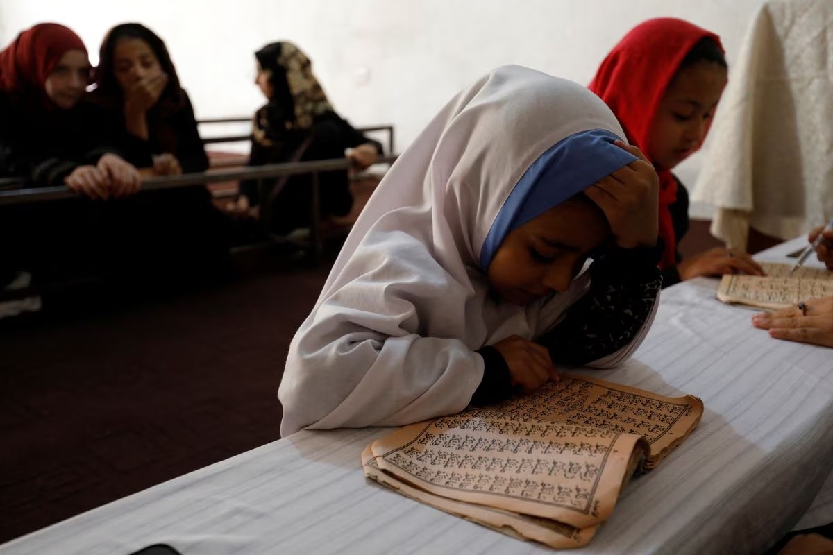 Saat Mimpi memudar, Gadis-gadis Afghanistan Kini Beralih Belajar ke Madrasah
