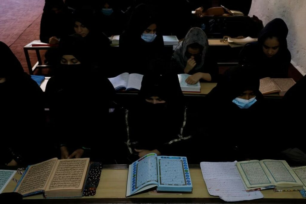 Saat Mimpi memudar, Gadis-gadis Afghanistan Kini Beralih Belajar ke Madrasah