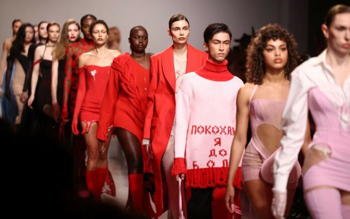 Tiga Desainer Ukraina 'Melarikan Diri dari Kenyataan' ke London Fashion Week