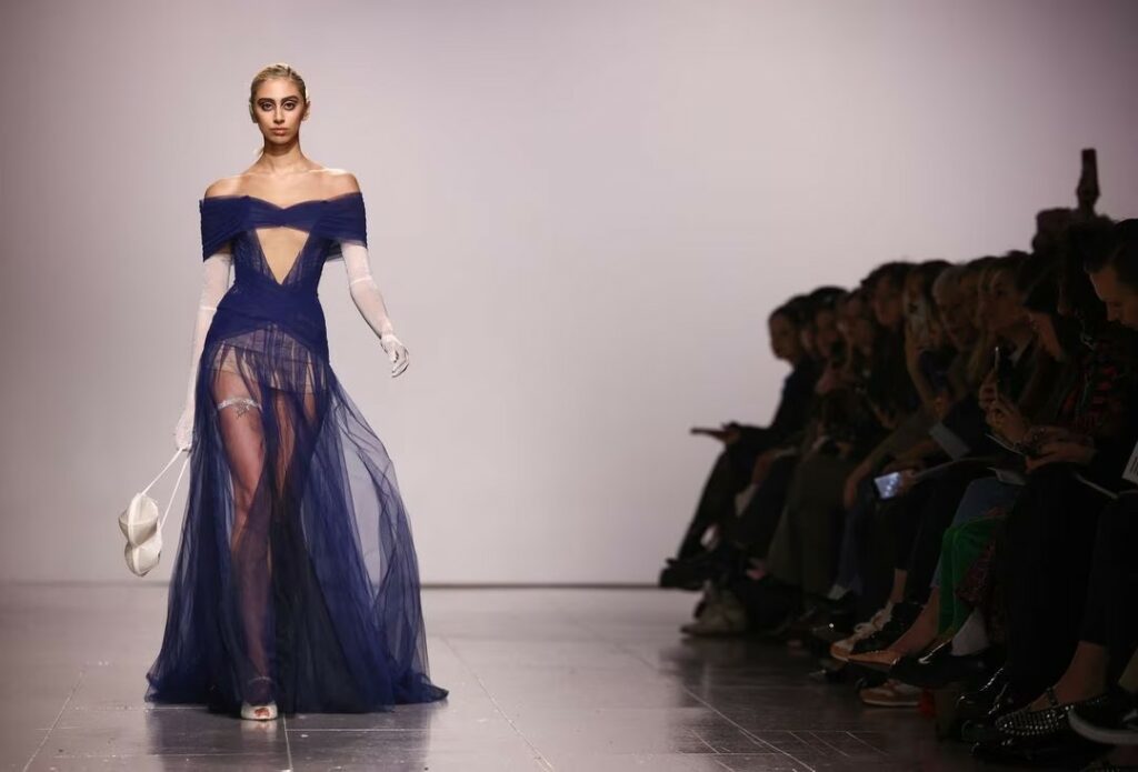 Tiga Desainer Ukraina 'Melarikan Diri dari Kenyataan' ke London Fashion Week