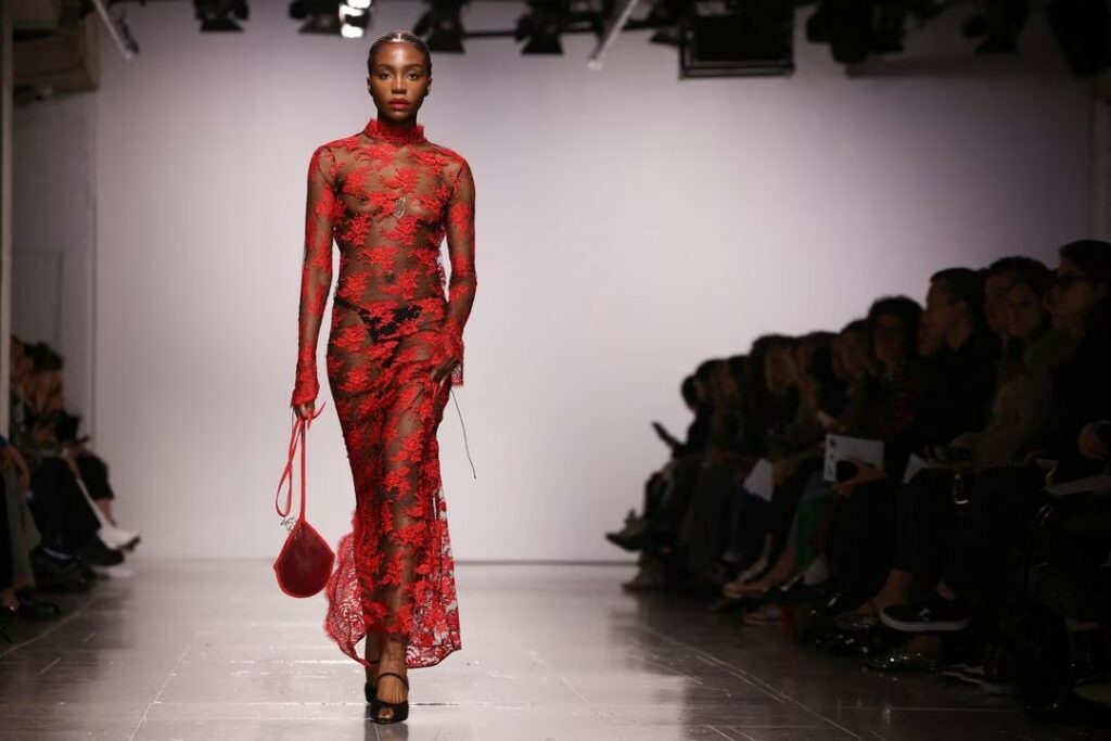 Tiga Desainer Ukraina 'Melarikan Diri dari Kenyataan' ke London Fashion Week