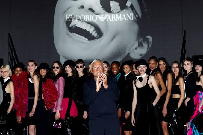 Giorgio Armani Tampilkan Desain Musim Dingin yang Lembut dan Cair di Milan Fashion Week
