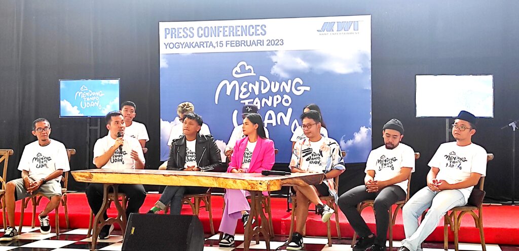 Jumpa pers pemeran dan produser film Mendung Tanpo Udan pada Rabu (15/2) 