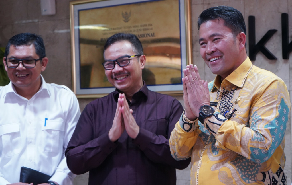 Kepala BKKB Hasto Wardoyo (tengah), dan Pj Bupati Bener Meriah Haili Yoga (kanan). (Foto: dok. BKKBN)