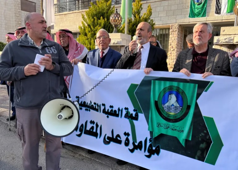 Anggota Front Aksi Islam memprotes pertemuan antara pejabat tinggi Israel dan Palestina di pelabuhan Laut Merah Aqaba, di Amman, Yordania, 26 Februari 2023. Foto: Jehad Shelbak/Reuters.