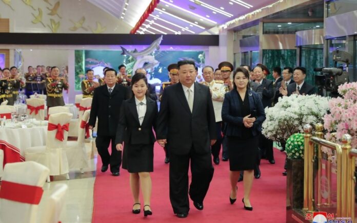 Kim Jong-un bersama putri dan istrinya telah mengunjungi kediaman para komandan Tentara Rakyat Korea. Foto: KCNA.