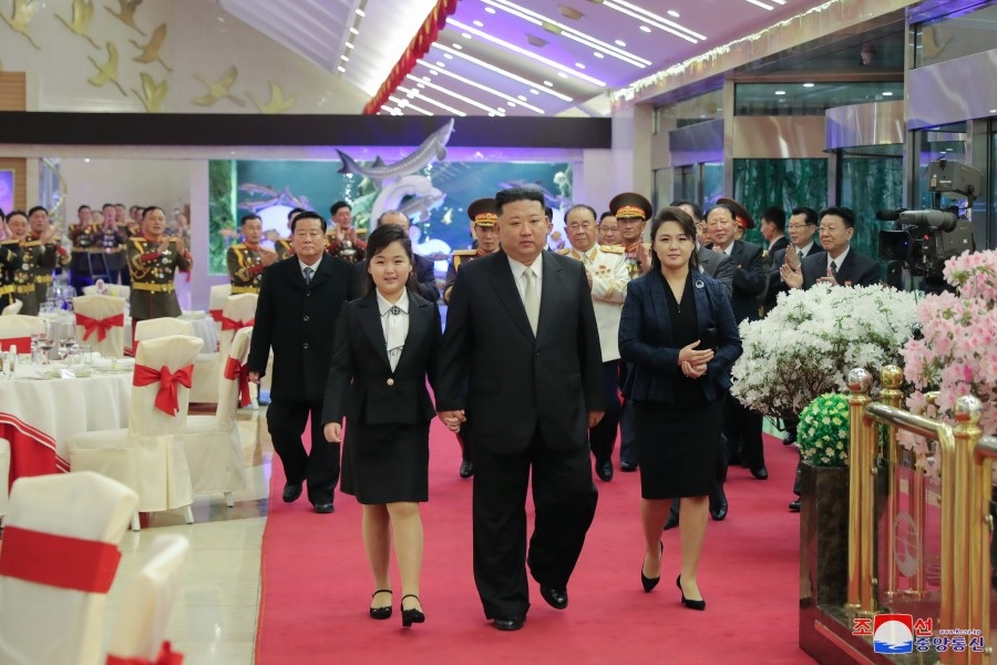 Kim Jong-un bersama putri dan istrinya telah mengunjungi kediaman para komandan Tentara Rakyat Korea. Foto: KCNA.