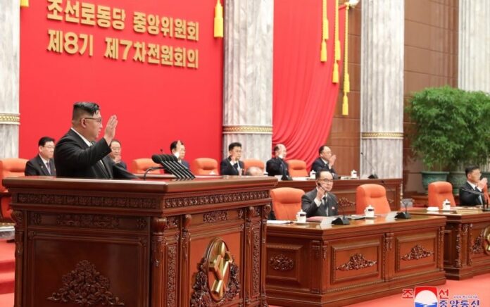 Kim Jong Un pimpin rapat. Foto: KCNA.