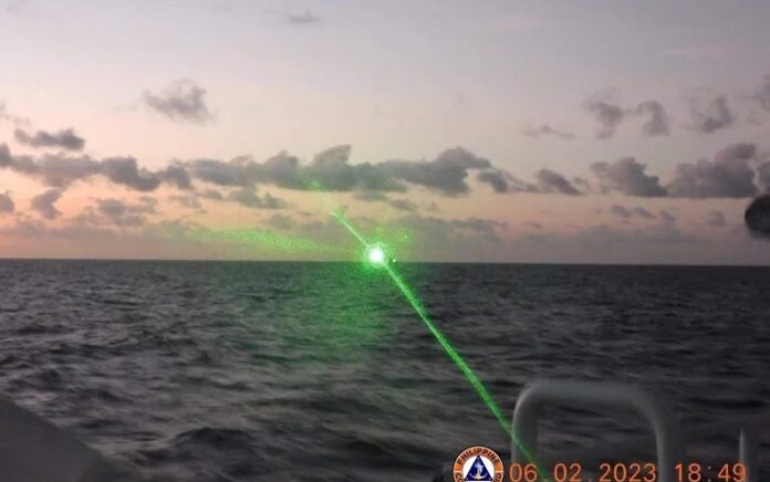 Sebuah kapal penjaga pantai China terlihat di Second Thomas Shoal, 105 mil laut dari Provinsi Palawan, Filipina, 6 Februari 2023 dalam gambar selebaran ini. Foto: Penjaga Pantai Filipina/Handout via Reuters.