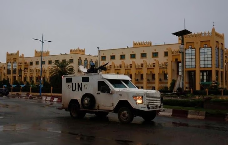 Sebuah kendaraan PBB berpatroli di jalan-jalan sebelum pemungutan suara dibuka untuk pemilihan presiden di Bamako, Mali, 29 Juli 2018. Foto: Reuters/Luc Gnago.