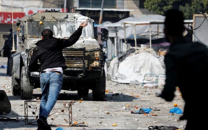 Warga Palestina bentrok dengan pasukan Israel selama penggerebekan di Nablus di Tepi Barat yang diduduki Israel, 22 Februari 2023. Foto: Reuters/Raneen Sawafta.