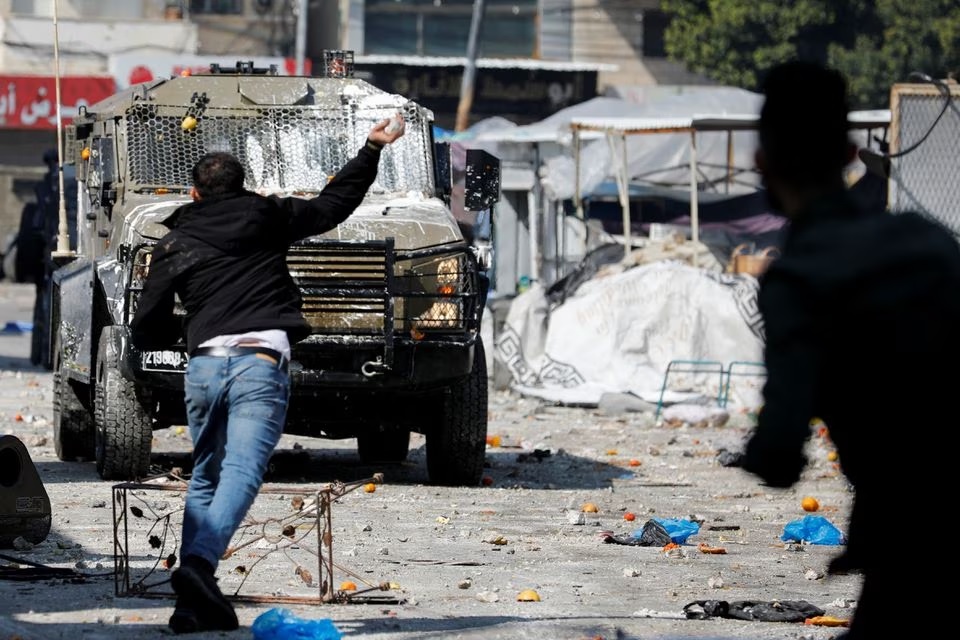 Warga Palestina bentrok dengan pasukan Israel selama penggerebekan di Nablus di Tepi Barat yang diduduki Israel, 22 Februari 2023. Foto: Reuters/Raneen Sawafta.