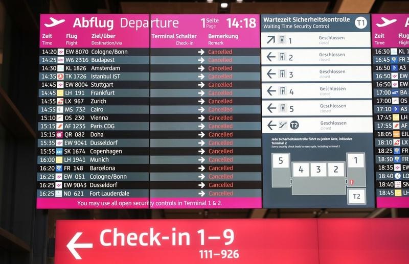 Informasi penerbangan yang dibatalkan ditampilkan pada sebuah layar di terminal Bandar Udara Brandenburg Berlin di Schoenefeld, Jerman, pada 25 Januari 2023. (Xinhua/Stefan Zeitz)