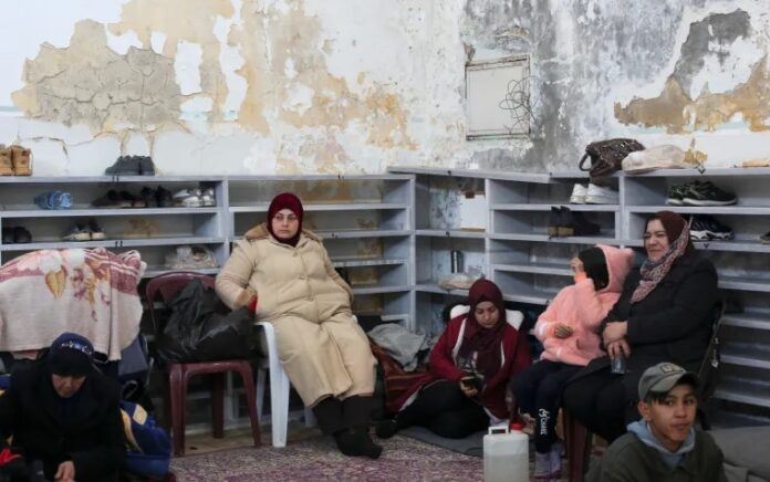 Orang-orang berlindung di dalam masjid, setelah gempa bumi, di Jableh, Suriah, pada 9 Februari 2023. Foto: Yamam al Shaar/Reuters.