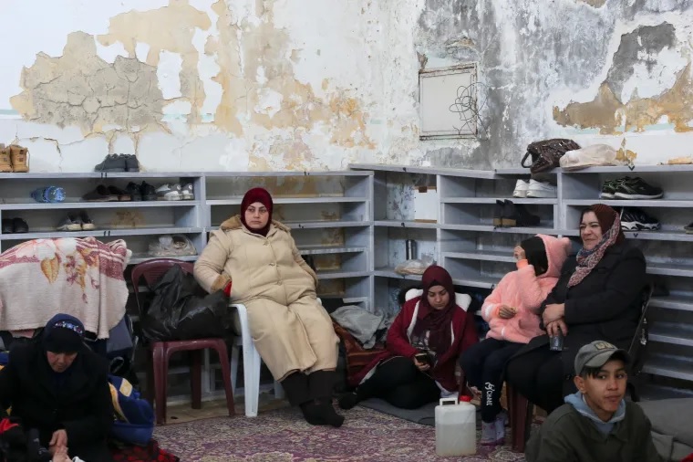 Orang-orang berlindung di dalam masjid, setelah gempa bumi, di Jableh, Suriah, pada 9 Februari 2023. Foto: Yamam al Shaar/Reuters.