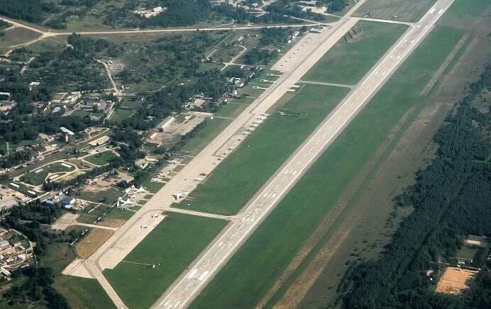 Partisan Belarusia meledakkan pesawat Rusia yang langka di lapangan terbang di Machulishchy dekat Minsk. Foto: Twitter Franak Viacorca.