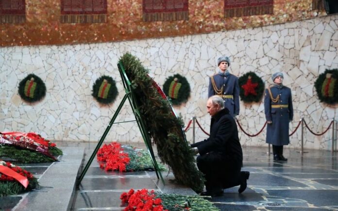 Presiden Rusia Vladimir Putin menghadiri upacara peletakan karangan bunga dalam acara peringatan 80 tahun Pertempuran Stalingrad dalam Perang Dunia Kedua, di kompleks peringatan Mamayev Kurgan di Volgograd, Rusia, 2 Februari 2023. Foto: Sputnik/Dmitry Lobakin/Pool via Reuters.