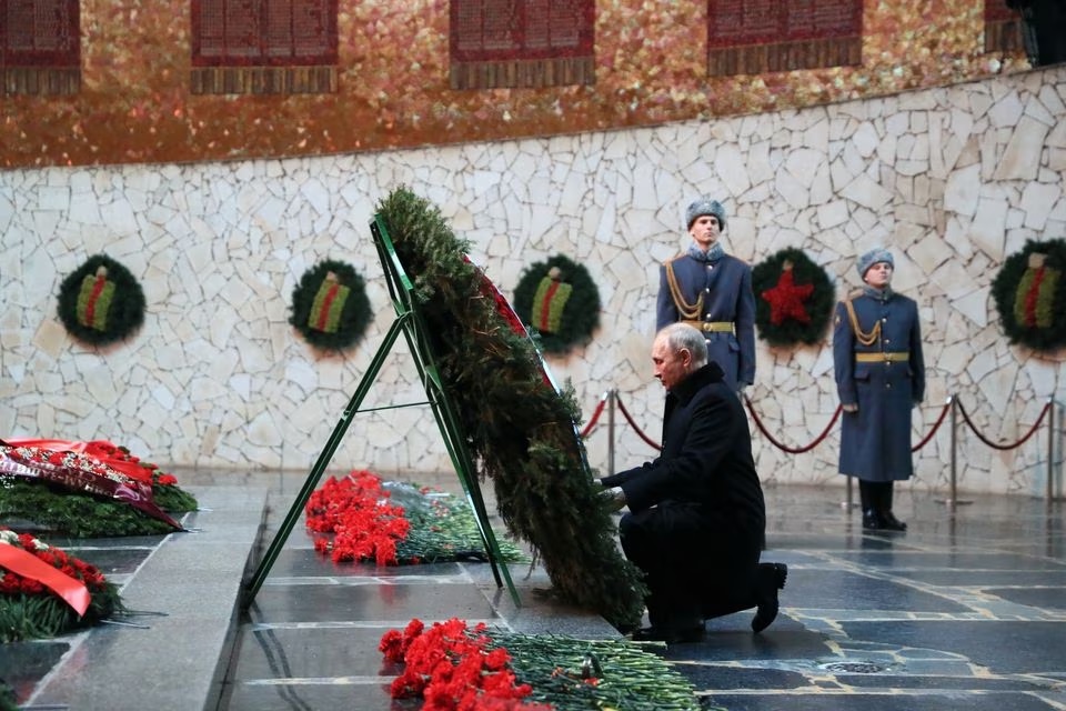 Presiden Rusia Vladimir Putin menghadiri upacara peletakan karangan bunga dalam acara peringatan 80 tahun Pertempuran Stalingrad dalam Perang Dunia Kedua, di kompleks peringatan Mamayev Kurgan di Volgograd, Rusia, 2 Februari 2023. Foto: Sputnik/Dmitry Lobakin/Pool via Reuters.