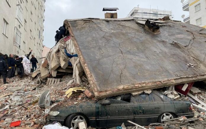 Orang-orang mencari melalui puing-puing setelah gempa bumi di Diyarbakir, Turki 6 Februari 2023. Foto: Reuters/Sertac Kayar.