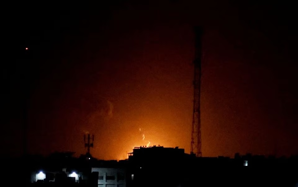 Asap dan api mengepul selama serangan udara Israel di Kota Gaza, 2 Februari 2023. Foto: Reuters/Mohammed Salem.