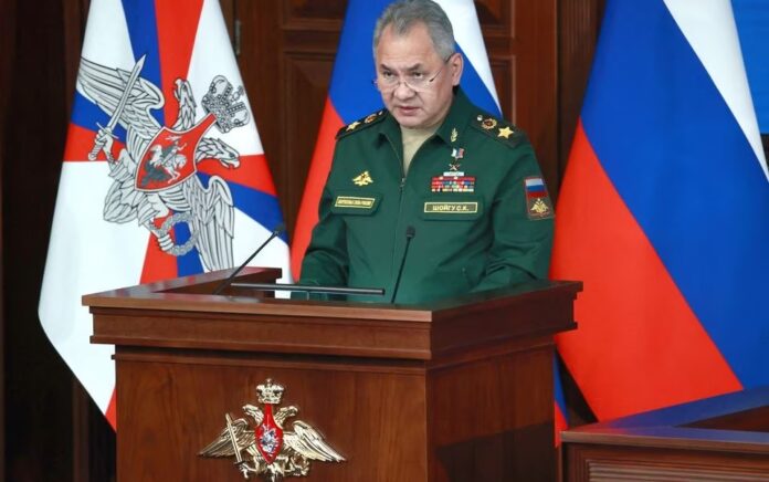 Menteri Pertahanan Rusia Sergei Shoigu menyampaikan pidato dalam pertemuan tahunan Dewan Kementerian Pertahanan di Moskow, Rusia, 21 Desember 2022. Sputnik/Sergei Fadeichev/Reuters.