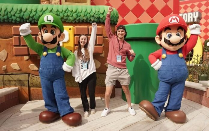 Para staff yang berkostum Super Mario dan Luigi berinteraksi dengan pengunjung pada Hari Pratinjau Media di Super Nintendo World Universal Studios Hollywood di Los Angeles, Amerika Serikat, pada 16 Februari 2023. (Xinhua/Zeng Hui)