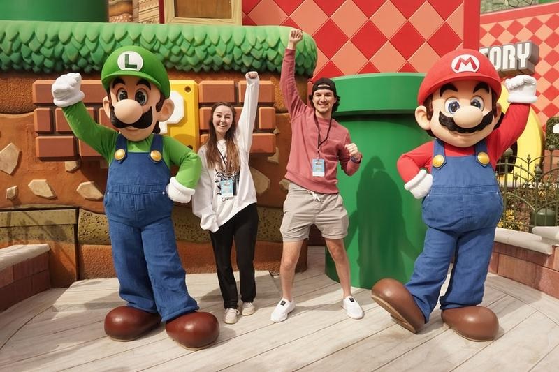 Para staff yang berkostum Super Mario dan Luigi berinteraksi dengan pengunjung pada Hari Pratinjau Media di Super Nintendo World Universal Studios Hollywood di Los Angeles, Amerika Serikat, pada 16 Februari 2023. (Xinhua/Zeng Hui)