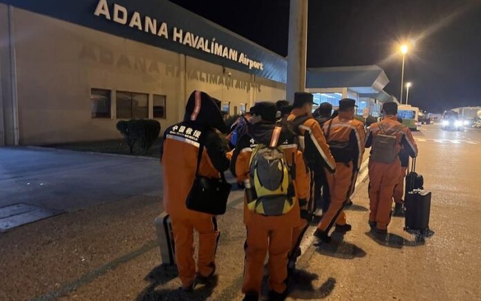 Foto yang diabadikan menggunakan ponsel ini menunjukkan para anggota tim penyelamat China tiba di Bandar Udara Adana di Adana, Turkiye, pada 8 Februari 2023. (Xinhua/Wu Siyu)
