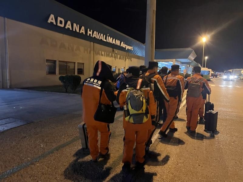 Foto yang diabadikan menggunakan ponsel ini menunjukkan para anggota tim penyelamat China tiba di Bandar Udara Adana di Adana, Turkiye, pada 8 Februari 2023. (Xinhua/Wu Siyu)