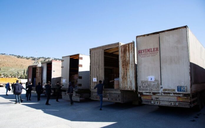 Truk yang membawa bantuan kemanusiaan terlihat di perbatasan Bab al Hawa dengan Turki, Suriah 9 Februari 2023. Foto: Reuters/Omar Al-Bam.