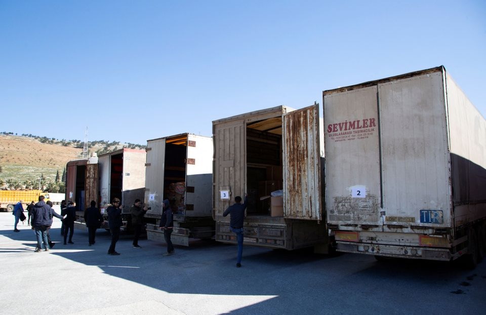 Truk yang membawa bantuan kemanusiaan terlihat di perbatasan Bab al Hawa dengan Turki, Suriah 9 Februari 2023. Foto: Reuters/Omar Al-Bam.