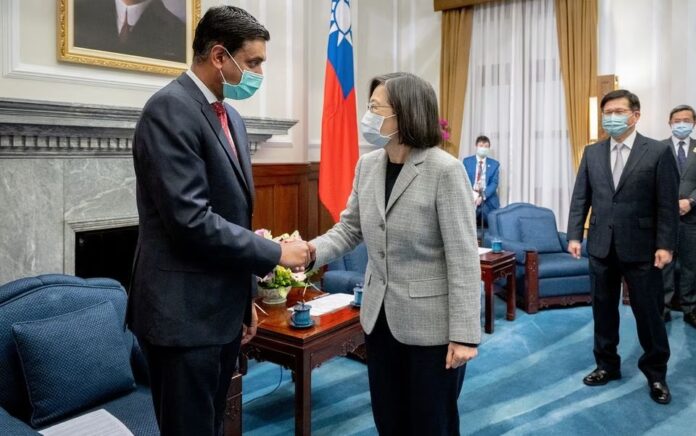 Presiden Taiwan Tsai Ing-wen bertemu dengan Perwakilan A.S. Ro Khanna (D-CA), anggota Komite Pemilihan China DPR A.S., dan anggota delegasi A.S. lainnya di kantor kepresidenan di Taipei, Taiwan, dalam foto selebaran yang dirilis 21 Februari , 2023. Foto: Kantor Kepresidenan Taiwan/Reuters.