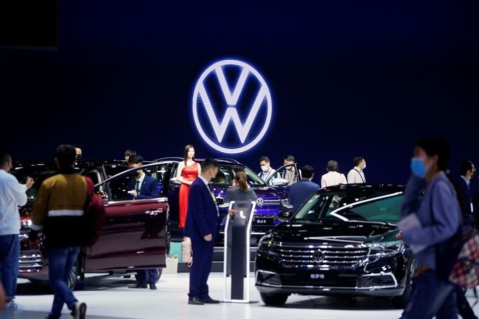 Orang-orang mengunjungi stan Volkswagen selama hari media untuk pameran Auto Shanghai di Shanghai, China, 19 April 2021. Foto: Reuters/Aly Song.