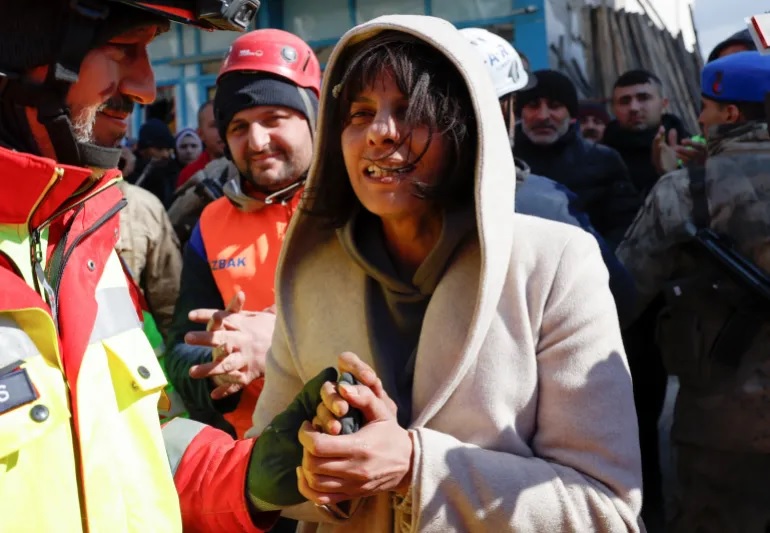 Zeynep Kahraman, yang saudara perempuannya Zeynep, 40, telah diselamatkan oleh penyelamat Jerman, bereaksi, saat pencarian korban berlanjut. Foto: Piroschka van de Wouw/Reuters.