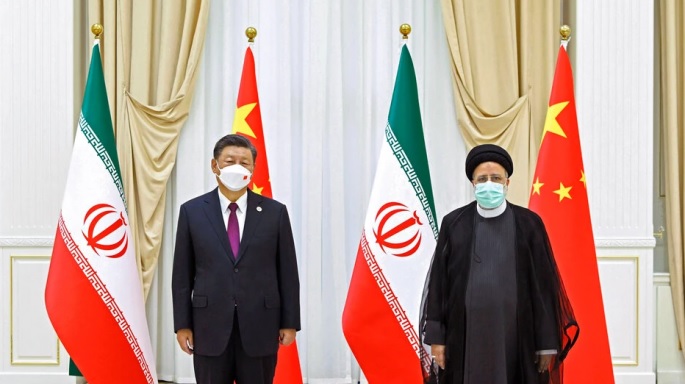 Dalam file foto yang dirilis oleh Kantor Berita Xinhua China ini, Presiden Iran Ebrahim Raisi, kanan, dan Presiden China Xi Jinping berfoto di sela-sela pertemuan di KTT Organisasi Kerjasama Shanghai (SCO) di Samarkand, Uzbekistan pada 16 September , 2022. Ebrahim Raisi akan mengunjungi Tiongkok dalam perjalanan tiga hari pada Selasa, 14 Februari 2023, atas undangan Presiden Tiongkok Xi. (Shen Hong/Xinhua melalui AP, File)