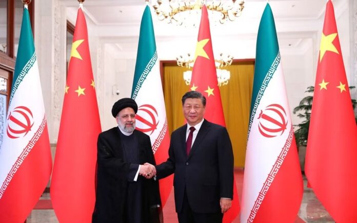 Presiden Iran Ebrahim Raisi berjabat tangan dengan Presiden China Xi Jinping saat upacara penyambutan di Beijing, China, 14 Februari 2023. Website Presiden Iran/WANA/Reuters.