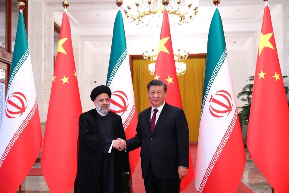 Presiden Iran Ebrahim Raisi berjabat tangan dengan Presiden China Xi Jinping saat upacara penyambutan di Beijing, China, 14 Februari 2023. Website Presiden Iran/WANA/Reuters.
